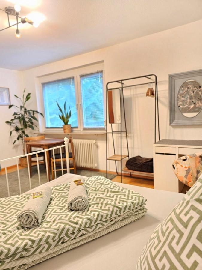 Apartamento Doppelzimmer 2 I Geteiltes Bad & Kueche I Mit Dem Zug Nur 4 Min Bis Zum Hauptbahnhof Friburgo de Brisgovia Exterior foto